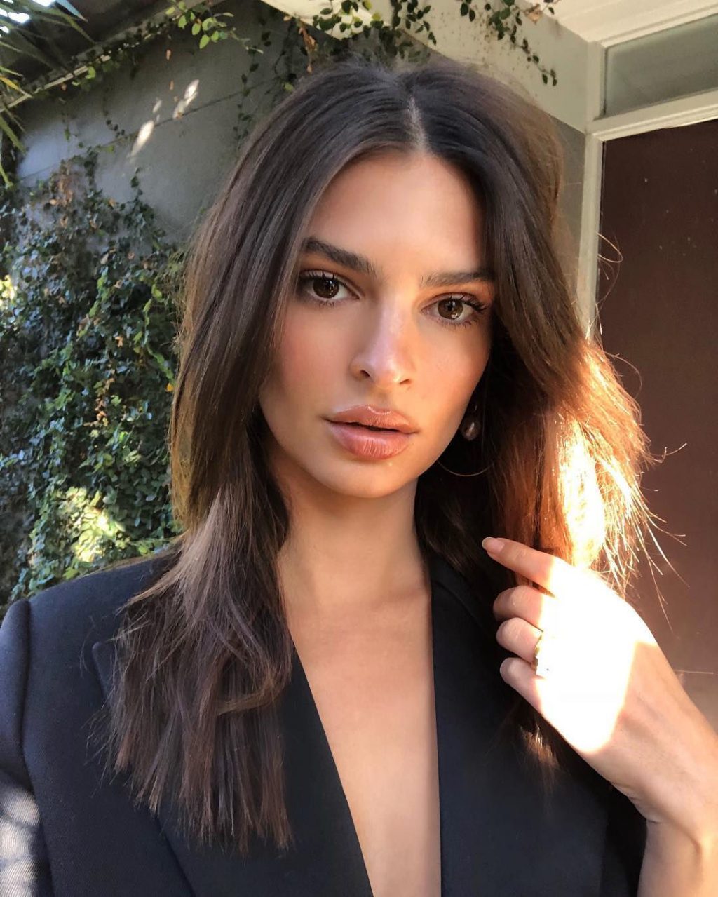 Emily Ratajkowski Braless (4 Photos)