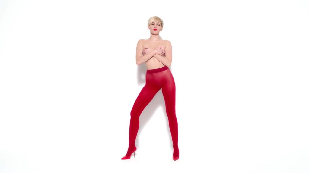 Miley Cyrus Sexy & Topless (100 Pics + GIFs & Videos)