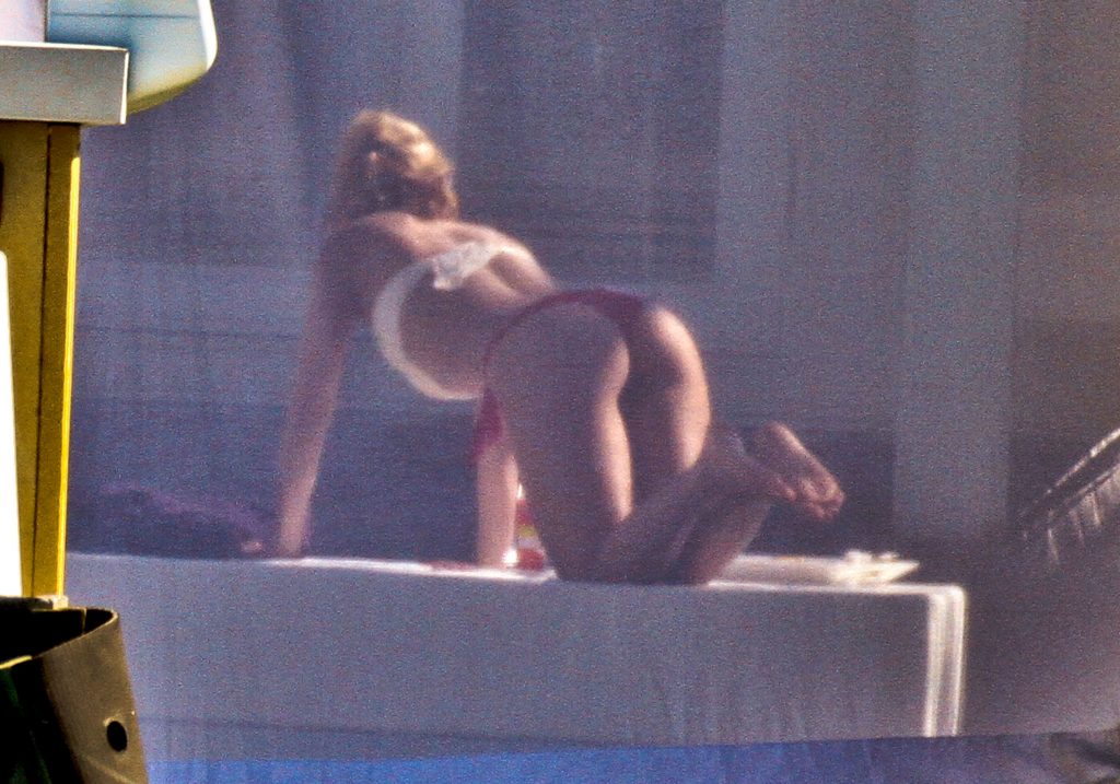 Shakira Sexy (14 Photos)