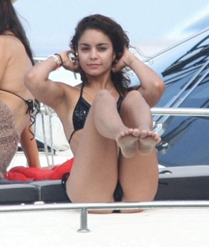 Vanessa Hudgens spreading open