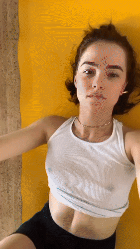 Zoey Deutch has nice nips