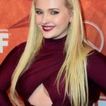 Abigail Breslin Underboob (9 Photos)