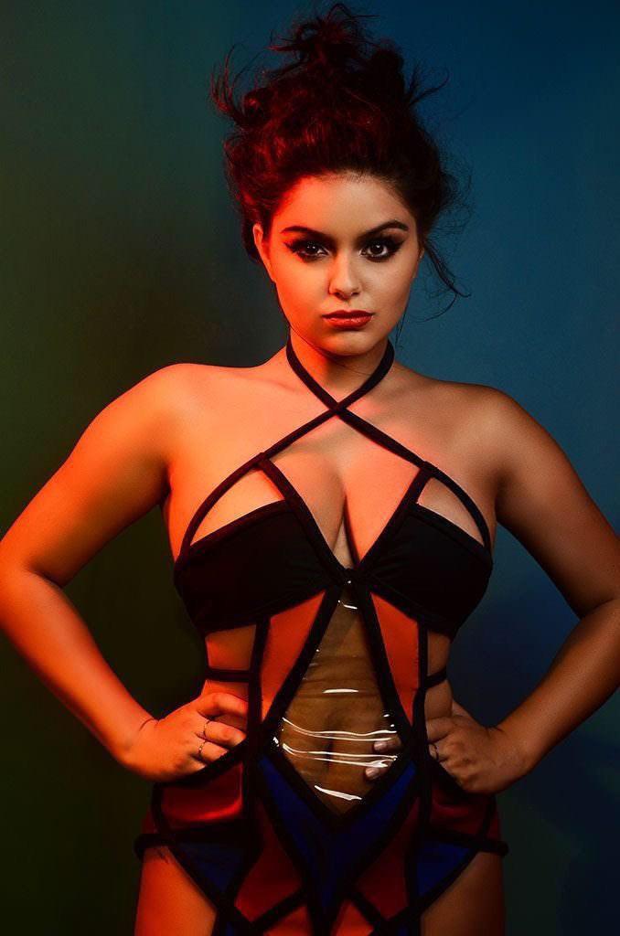 Ariel Winter just begging for a gangbang