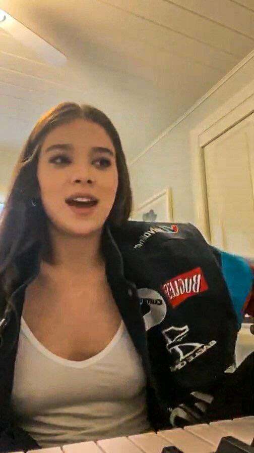 Hailee Steinfeld Instagram livestream see through