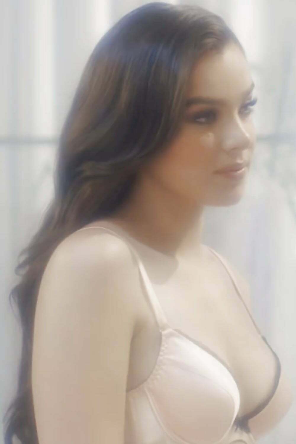 Hailee Steinfeld's titty game strong