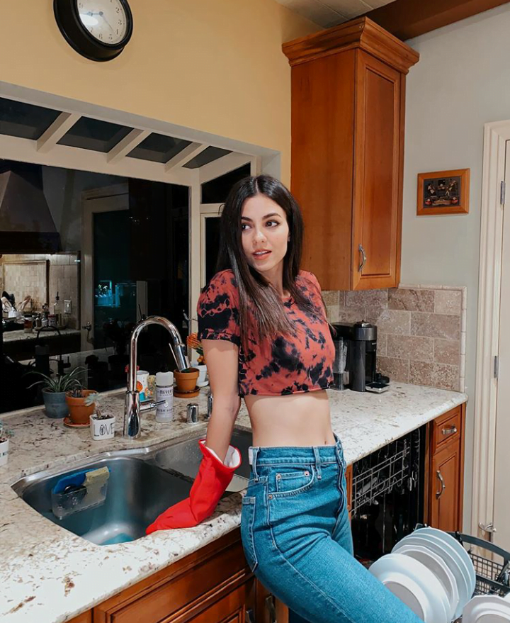 How are you fucking Victoria Justice over this counter?