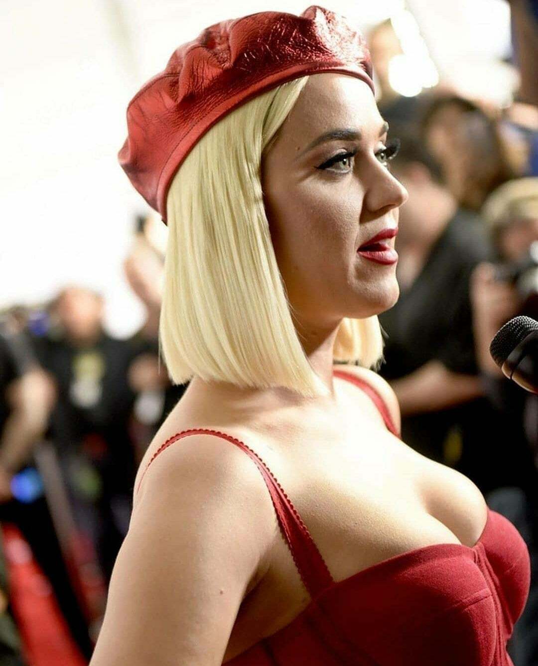 Katy Perry's tits are begging to bust out