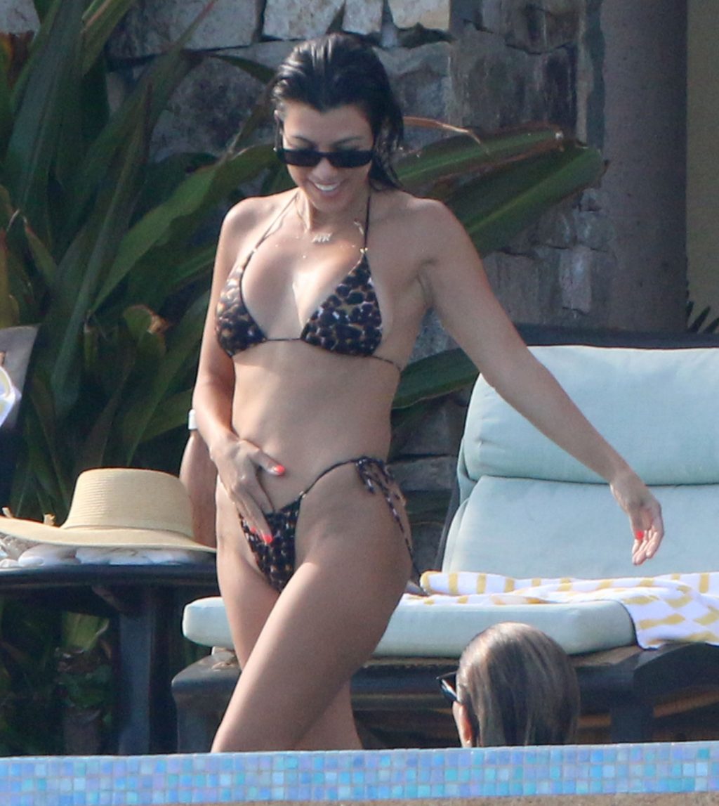 Kourtney Kardashian Sexy (41 Photos)