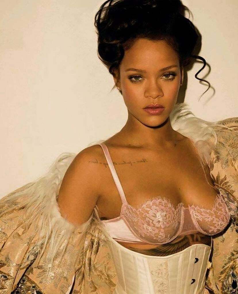 Rihanna is still the hottest celeb ever🥵🥵