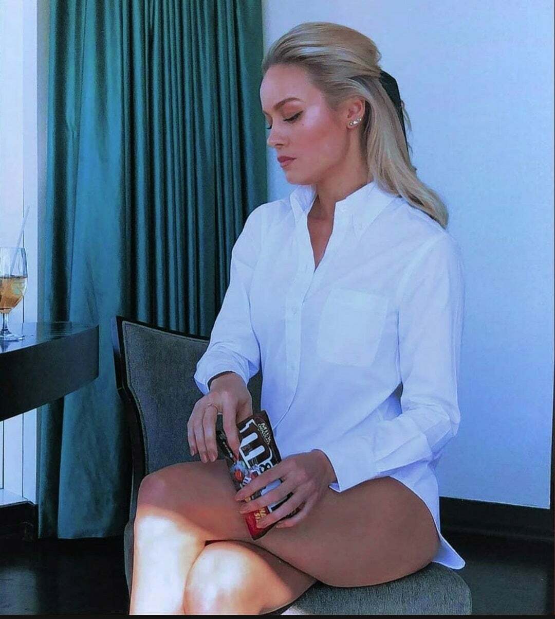 Those sexy yummy fucking thighs. Imagine u just fucked Brie Larson the night before. You wake up and she wearing ur shirt looking like this... Id fuck her again... Go for round 3