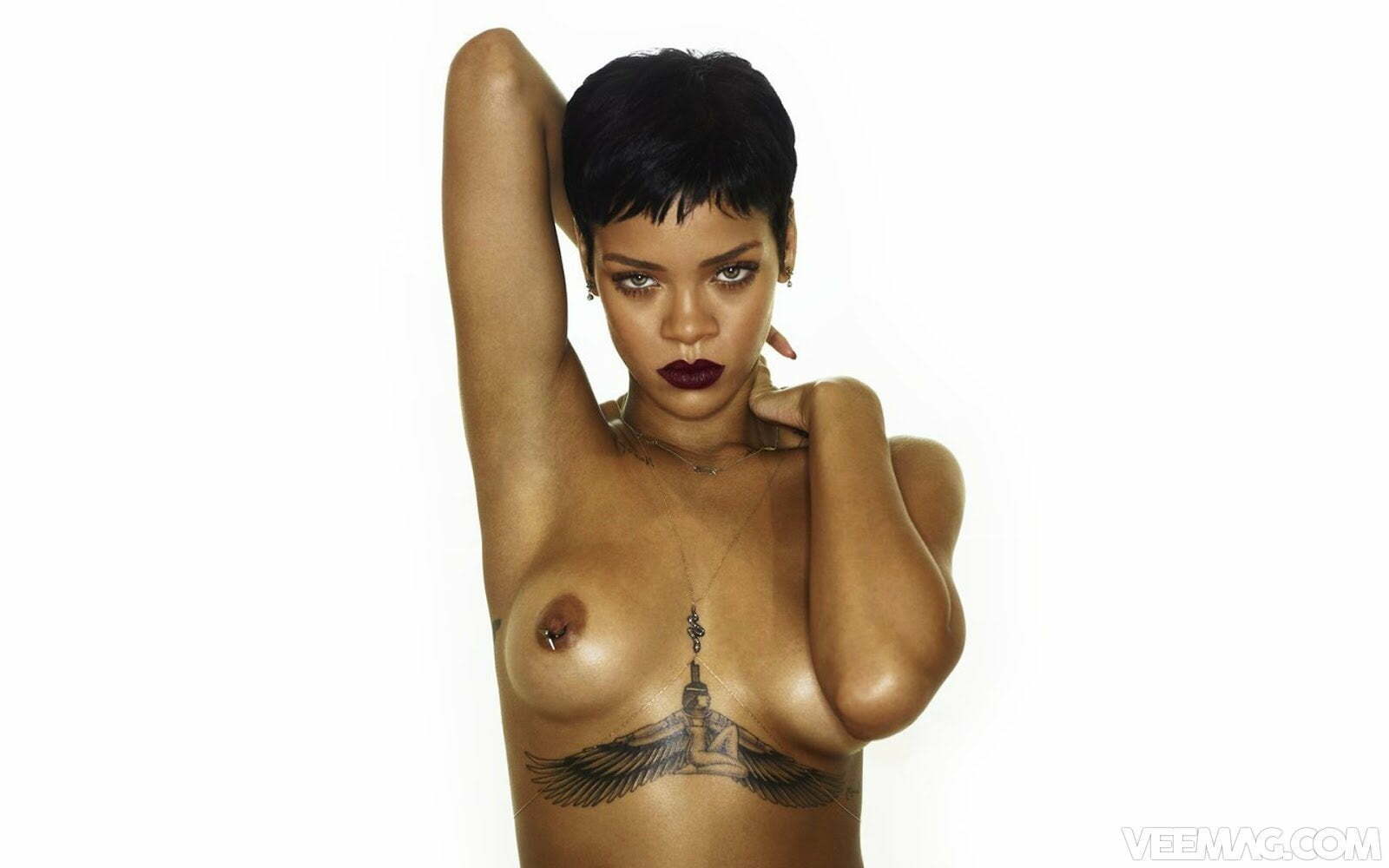 Rihanna: uncensored version of the photo on the cover of Unapologetic