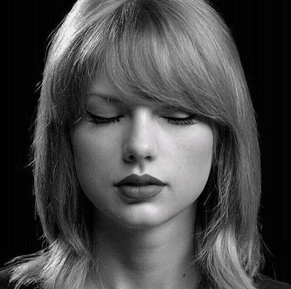 Taylor Swift ready for her facial