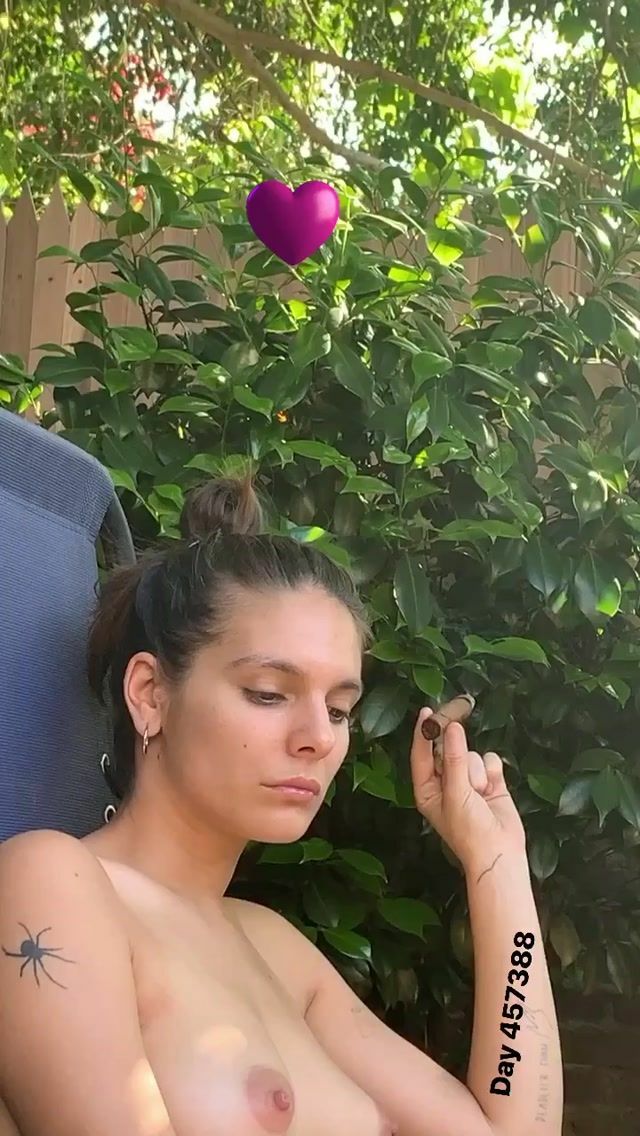 Caitlin Stasey Topless (1 Photo)