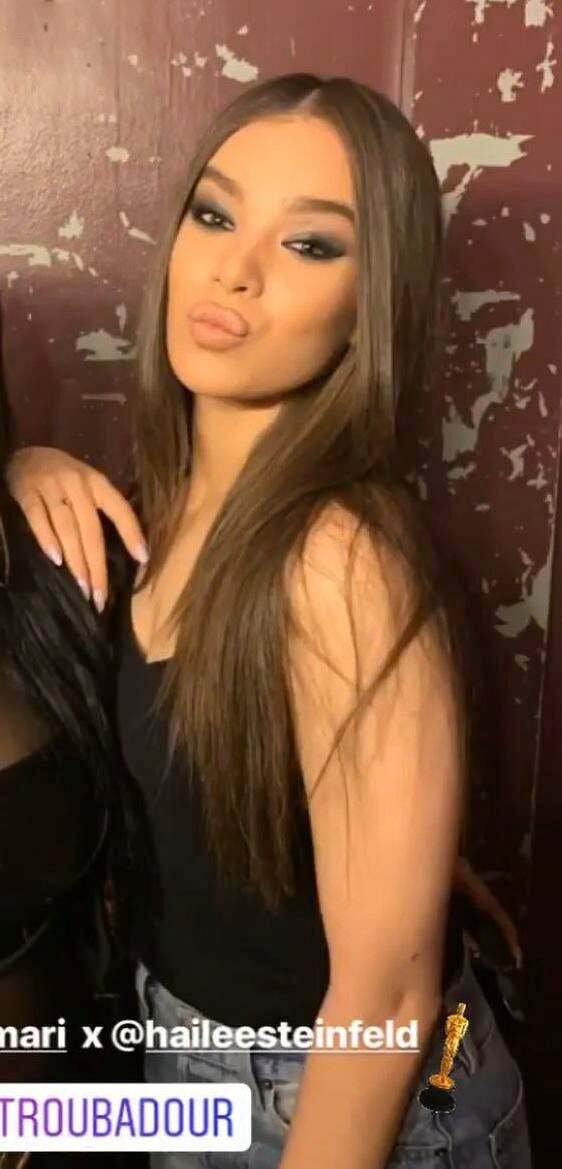 There's something about the way Hailee Steinfeld puckers her lips
