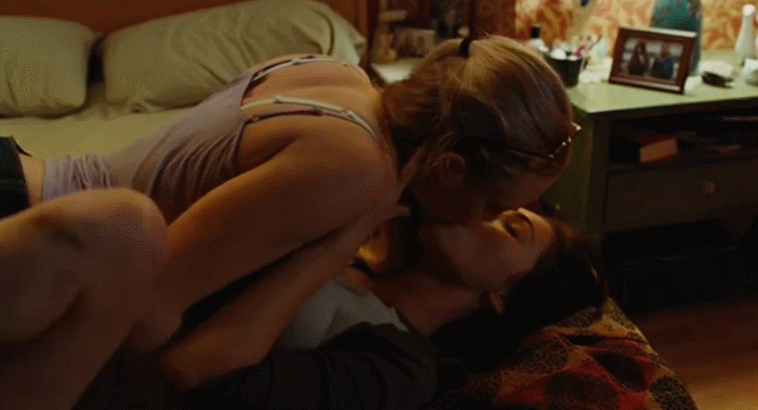 Amanda Seyfried, Megan Fox - making out with lots of passion