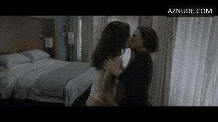 Rachel McAdams and Rachel Weisz going at it. What an incredibly hot scene