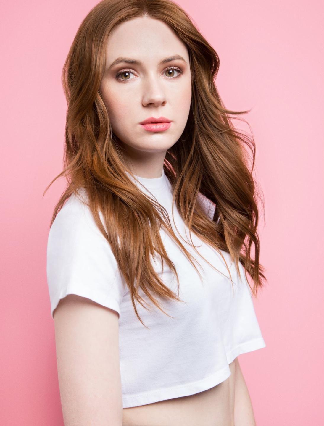 i can imagine Karen Gillan giving a MEAN handjob.