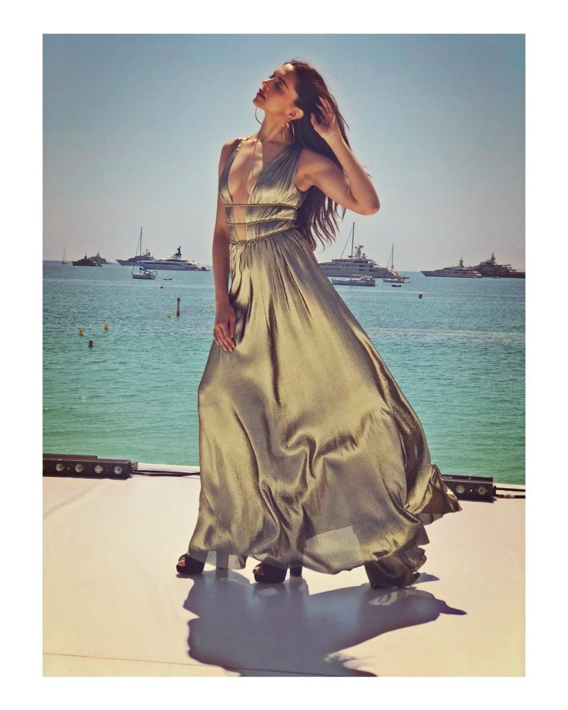 Deepika Padukone Sexy (32 Photos)