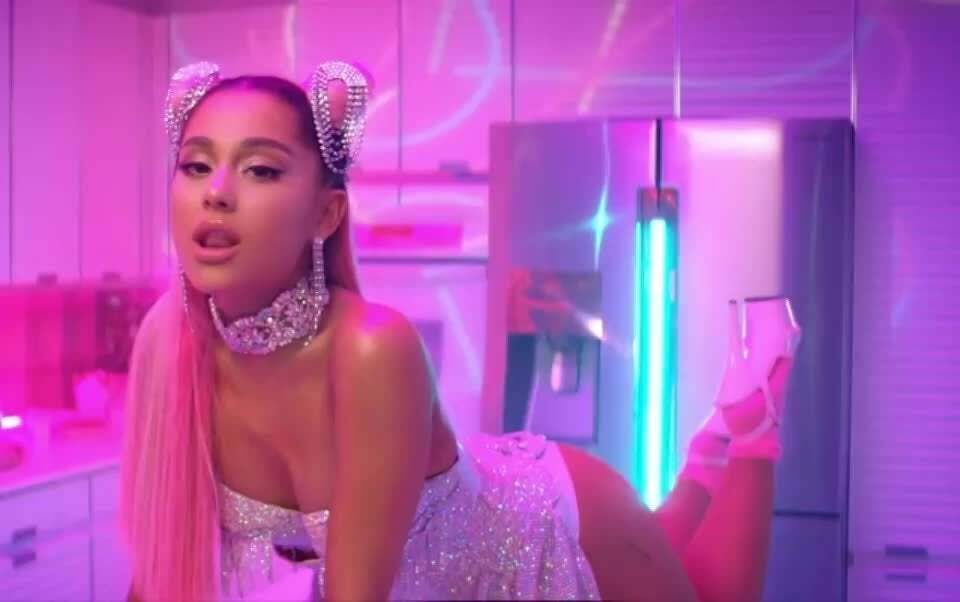 Ariana Grande is such a sexy diva I want to