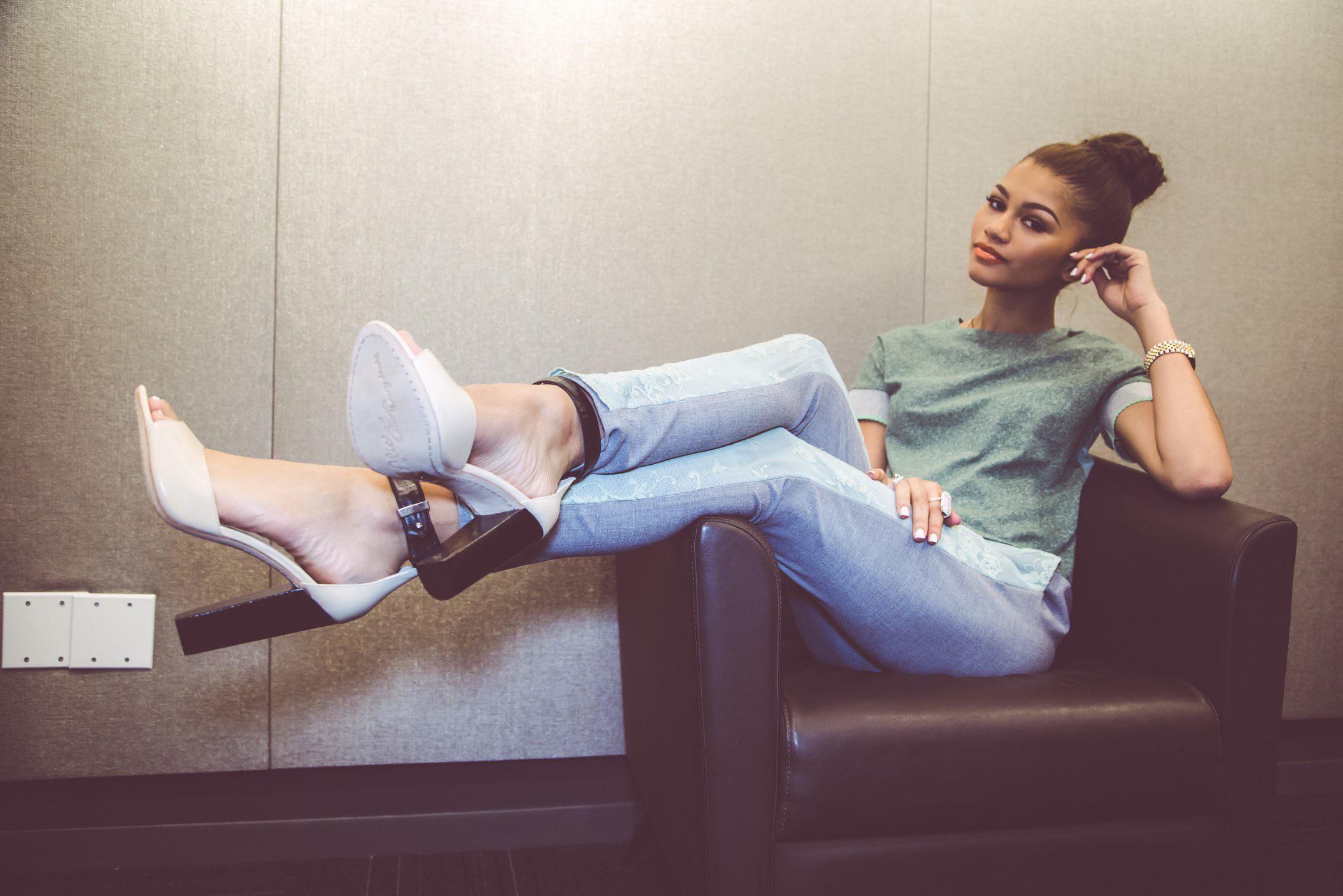 Imagine fucking Zendaya‘s feet in this position