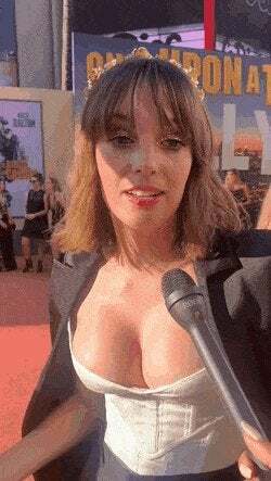 Can't stop imagining that microphone placed between Maya Hawke's tits.