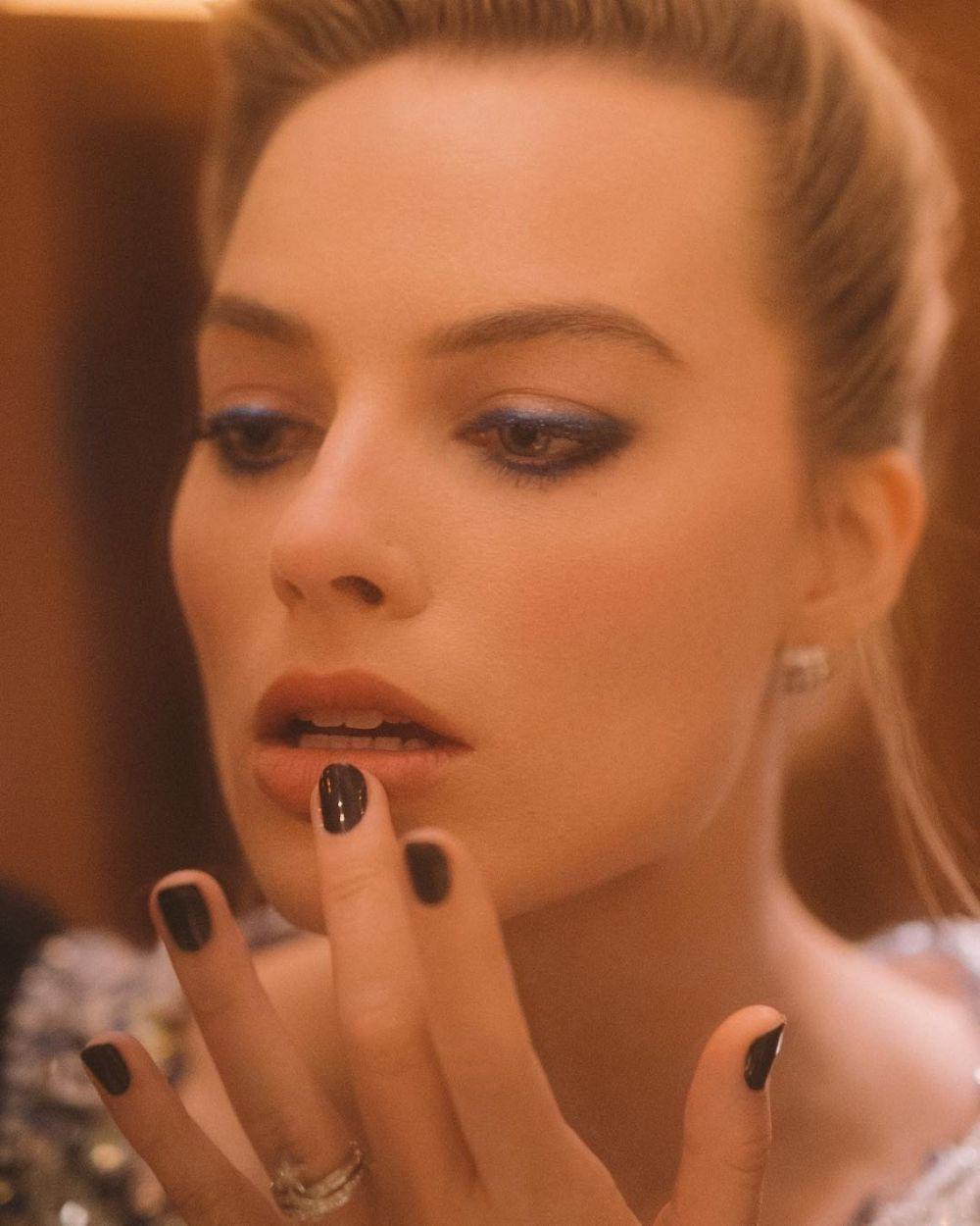 Anybody down to chat about or roleplay as Margot Robbie for me?