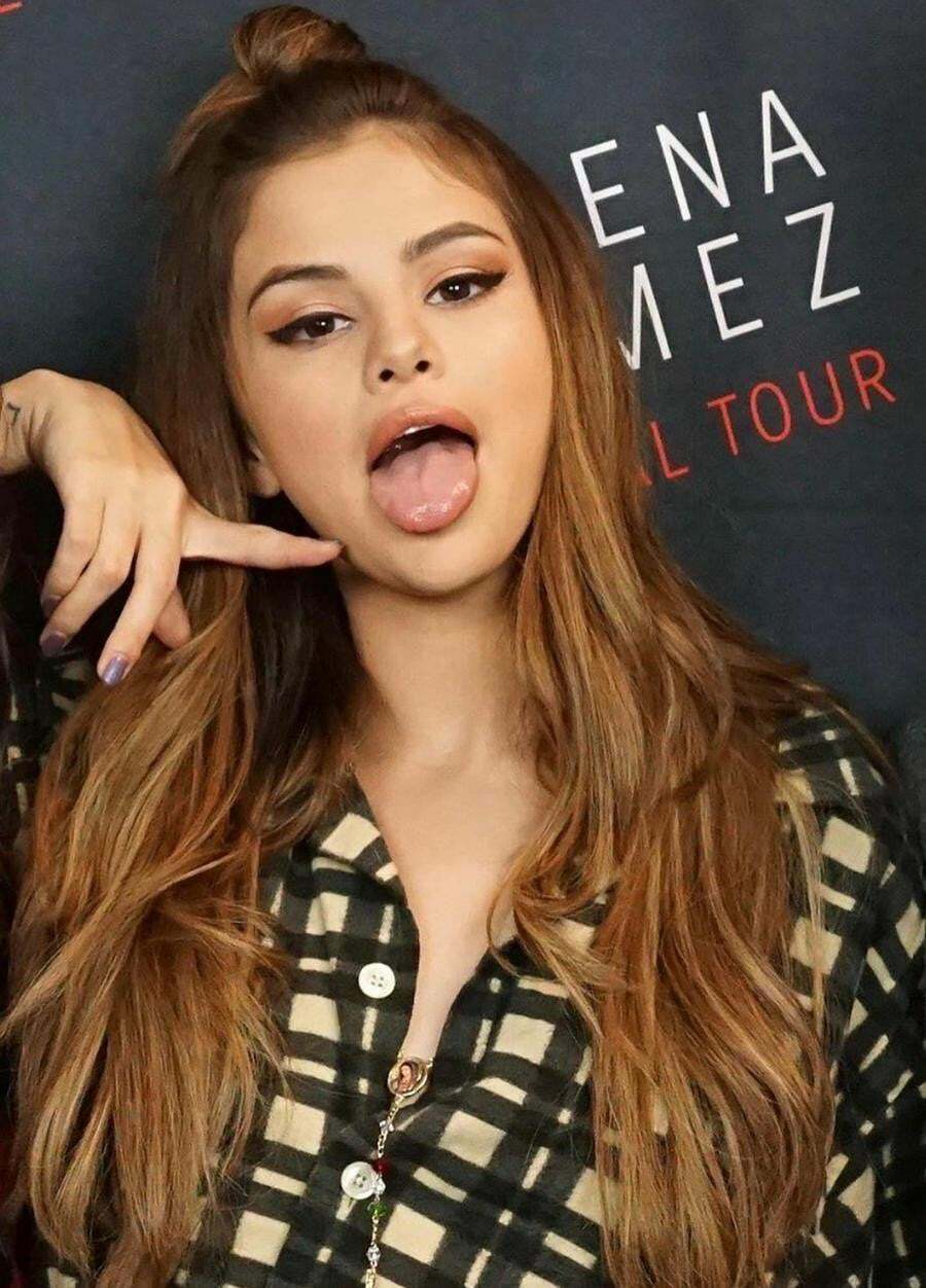 Selena Gomez showing you where to cum