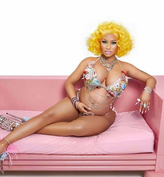 Damn Nicki Minaj looks sexy af pregnant