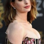 Anne Hathaway would look great with cum on her face while she's on the red carpet
