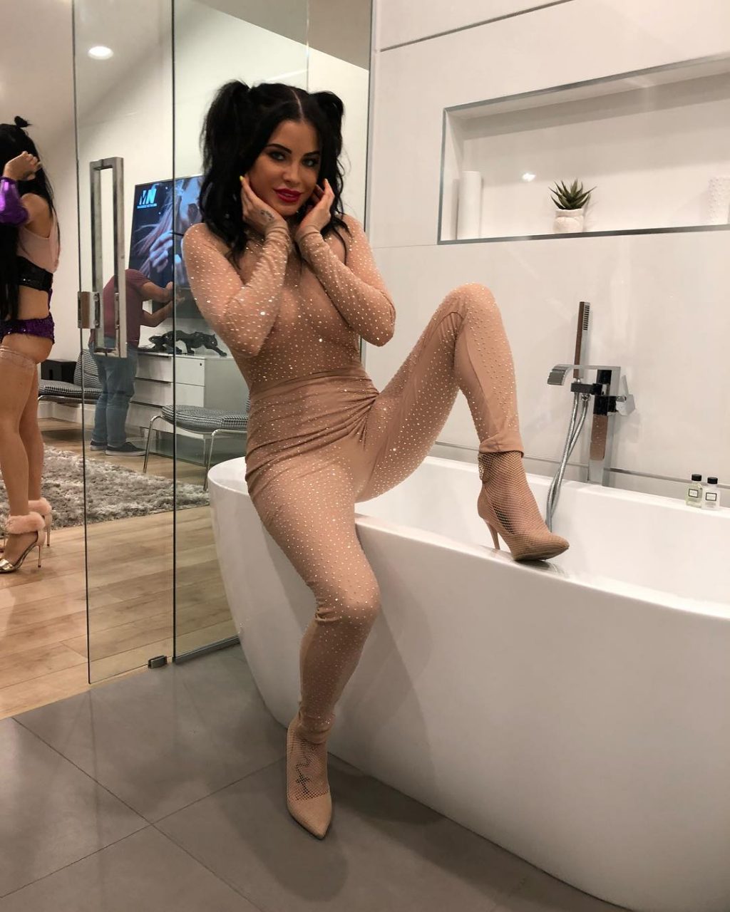 Carla Howe See Through (6 Photos + Video)