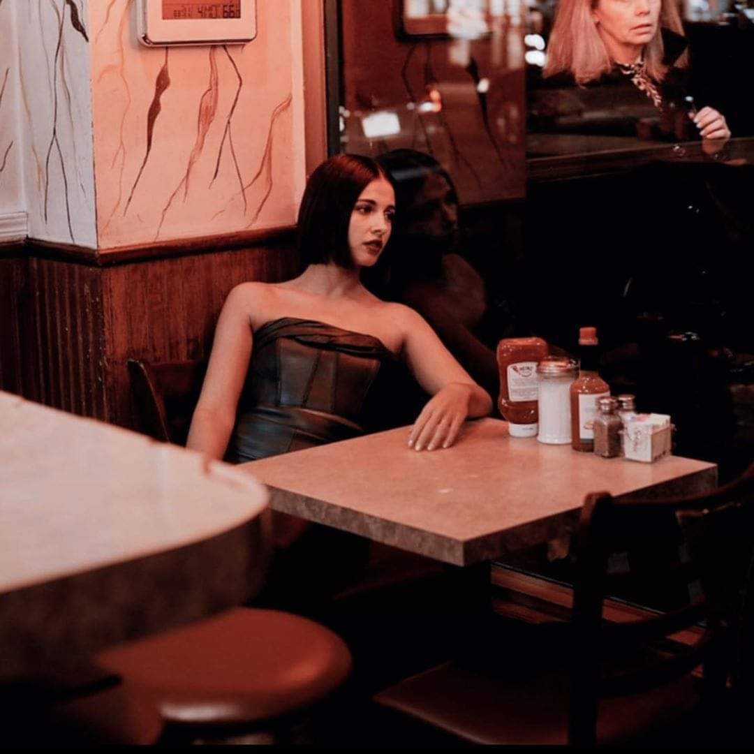 Imagine seeing Naomi Scott your local diner late at night