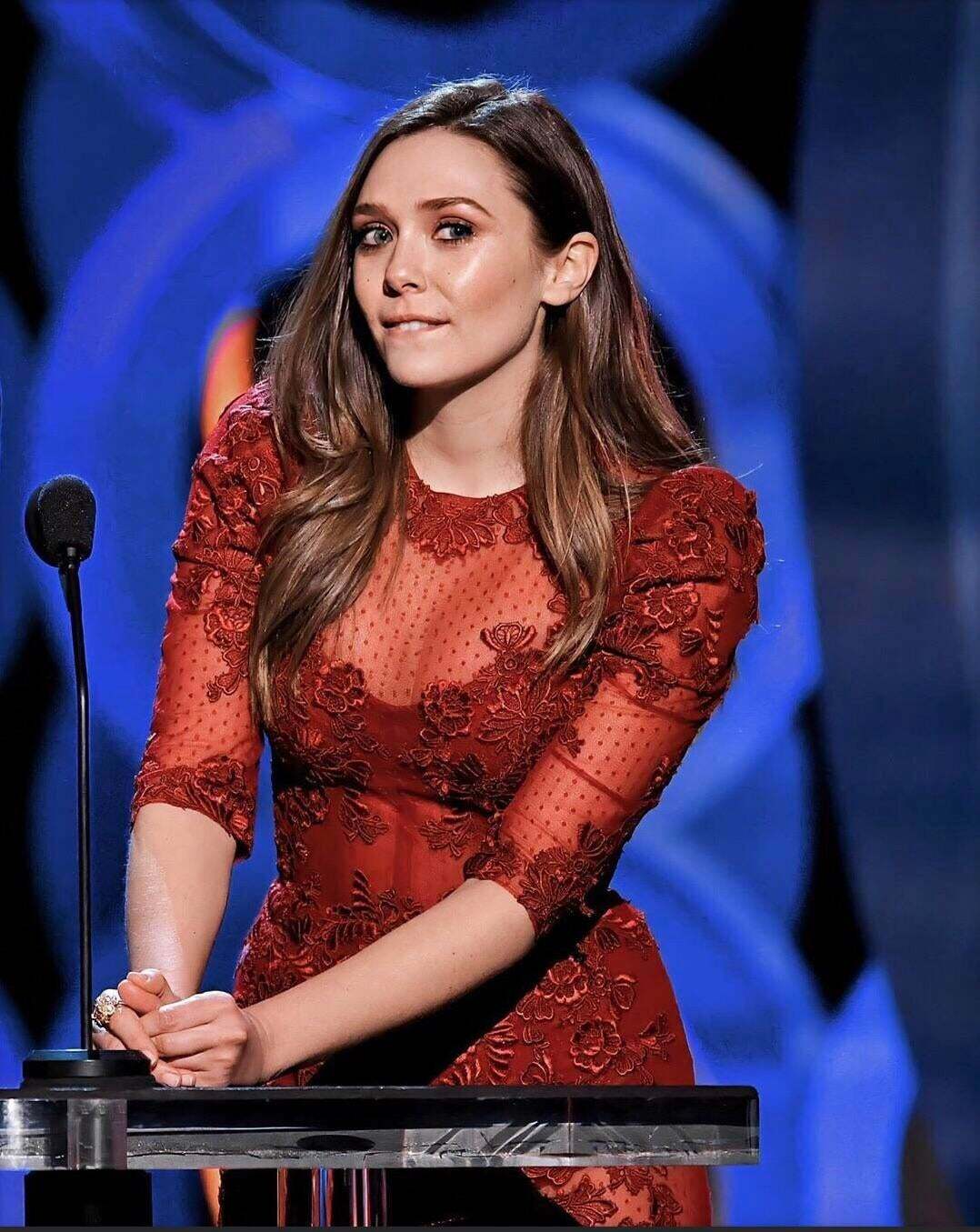 Could Elizabeth Olsen be any cuter?😍😍 She sure can fill out a dress and those boobs😍🤤 I’d love to bury my face in them