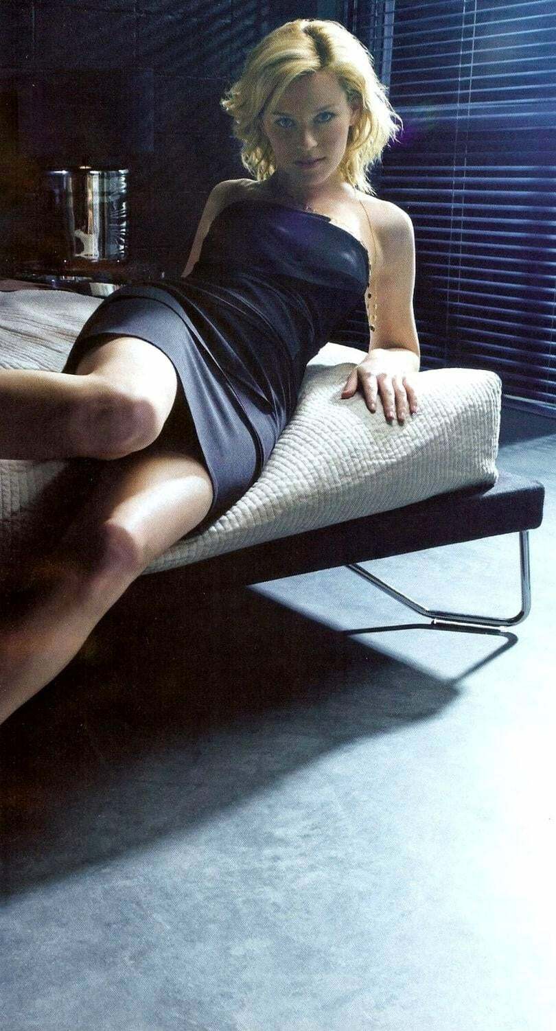 Elizabeth Banks is laying on the bed waiting to be used rough by all the buds in this subreddit.