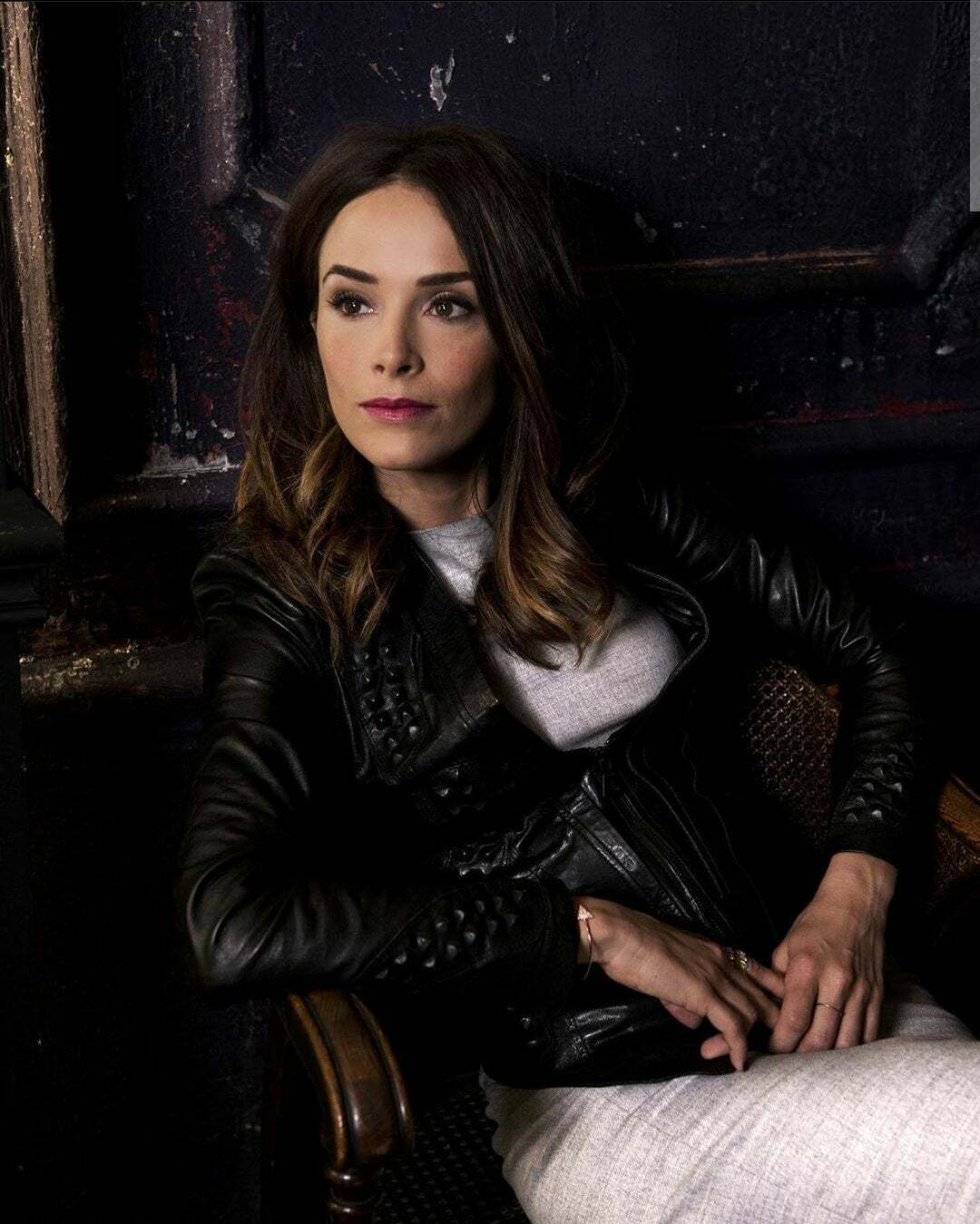 Lusting over Abigail Spencer. Can't stop jerking to her masturbation vids. Imagine your the lucky fuck that gets called for room service by her. You walk in the room and she filming her fingering herself. WWYD?