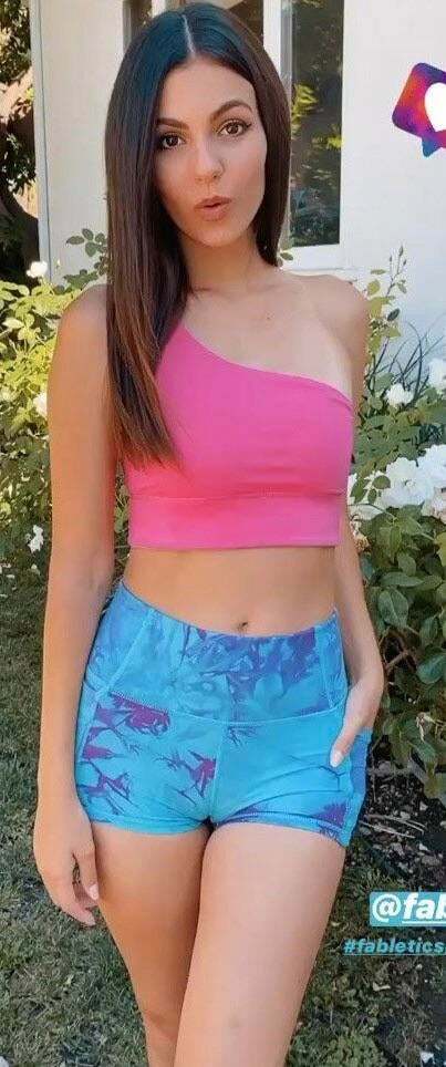Victoria Justice's little pussy looks so good