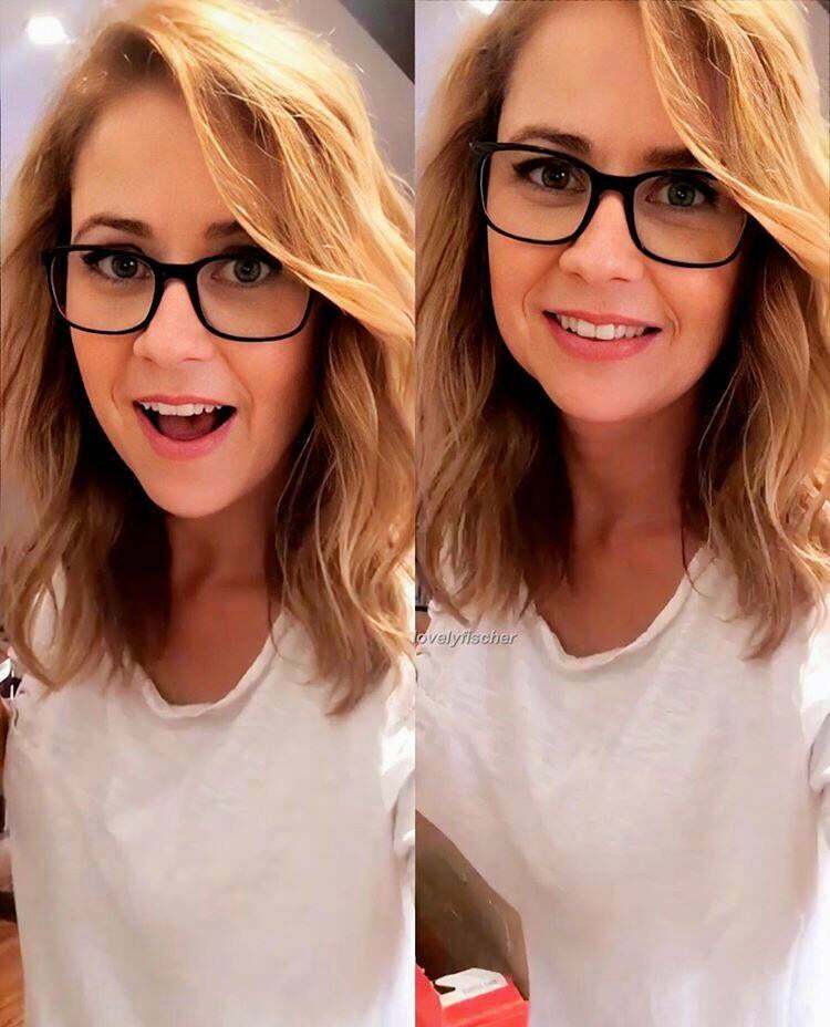 Jenna Fischer's the perfect milf to give a facial