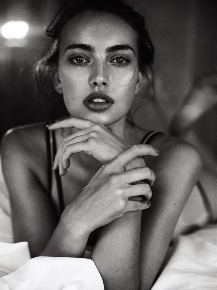 Meri Gulin Nude & Sexy (15 Photos)