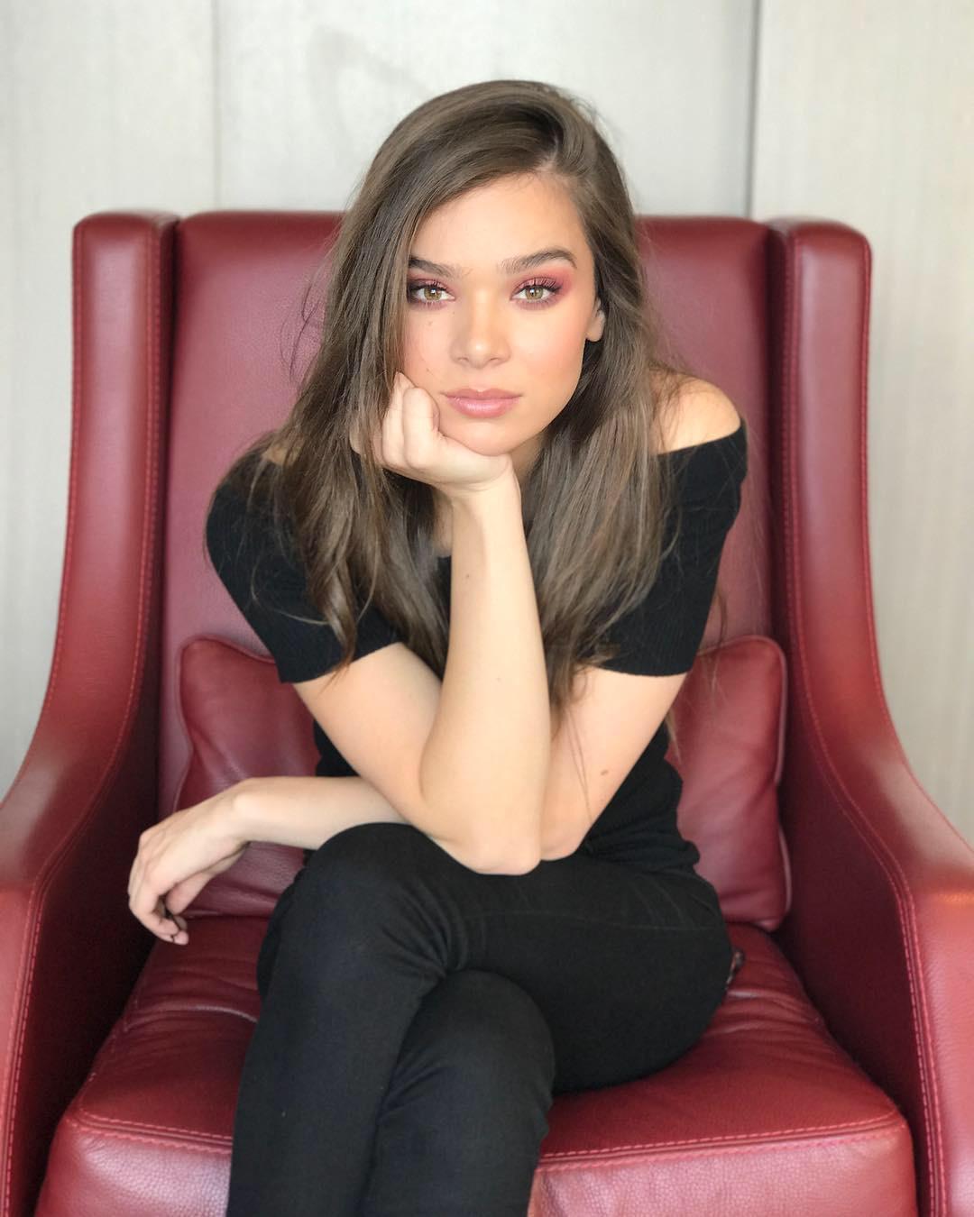 Hailee Steinfeld needs a hard cock to wrap those lips