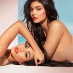 Kylie Jenner & Kourtney Kardashian Sexy (5 Photos)