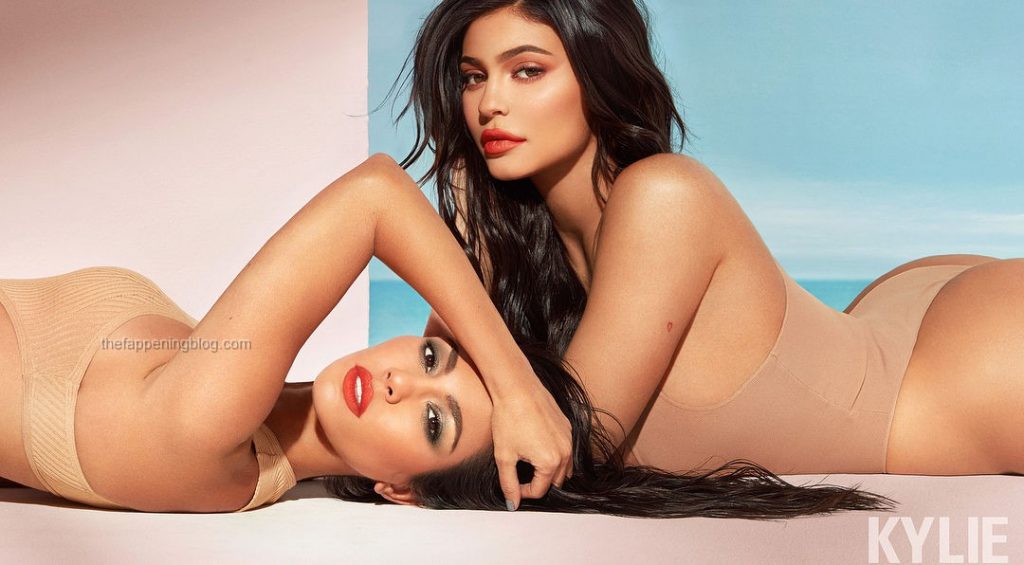 Kylie Jenner & Kourtney Kardashian Sexy (5 Photos)