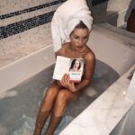 Lottie Moss Likes Reading Books Naked (2 Pics)