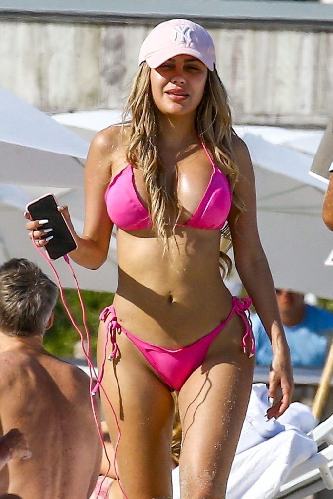 Sexy Alexa Dellanos Shows Off Her Silicone (32 Photos)