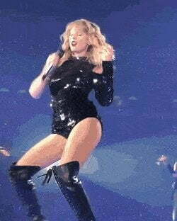 Taylor Swift must get herself so wet when she moves like this on stage