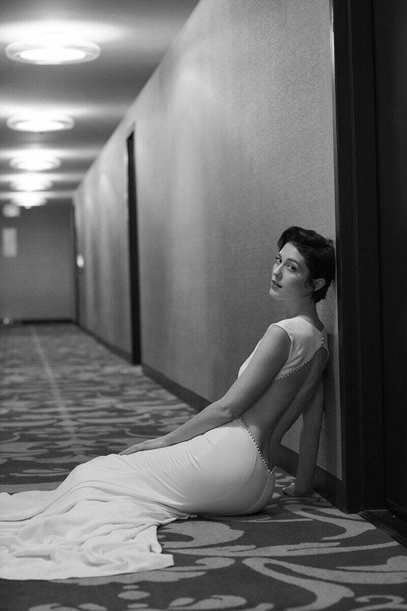 What would you do to Mary Elizabeth Winstead if you found her sitting on the doorstep of your hotel room just like this?