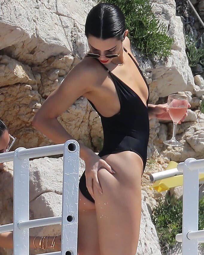 Kendall Jenner love her sexy tight body