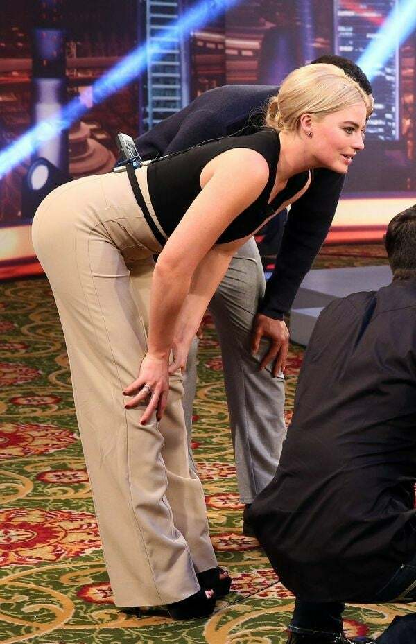 Margot Robbie in position.