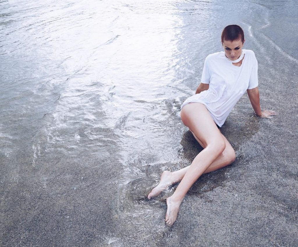 Serinda Swan Sexy (2 Photos)