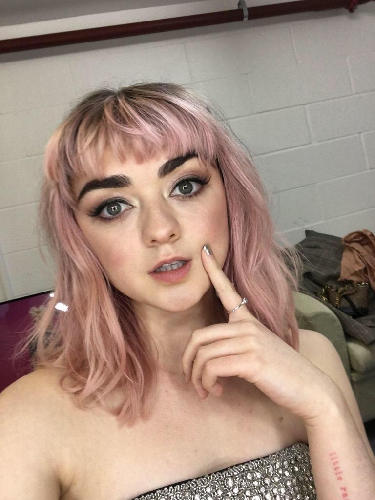 Fuck I want to cum all over Maisie Williams face