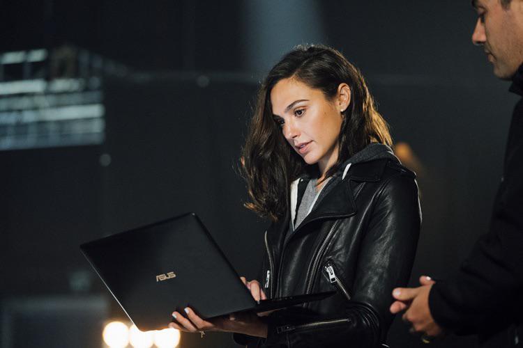 Gal Gadot scrolling through reddit posts and comments about herself