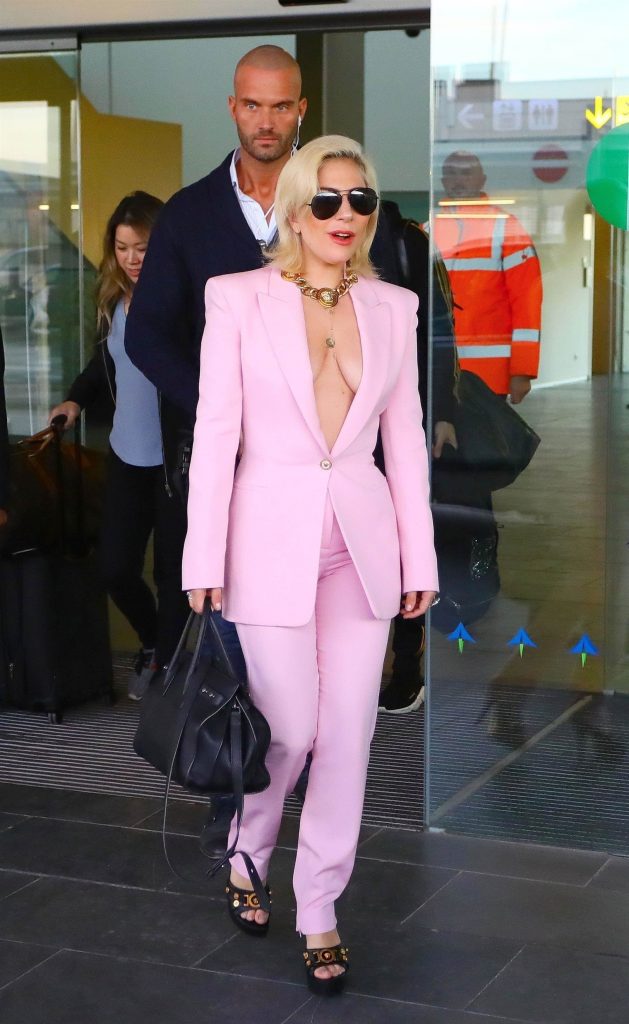 Lady Gaga Braless (30 Photos)